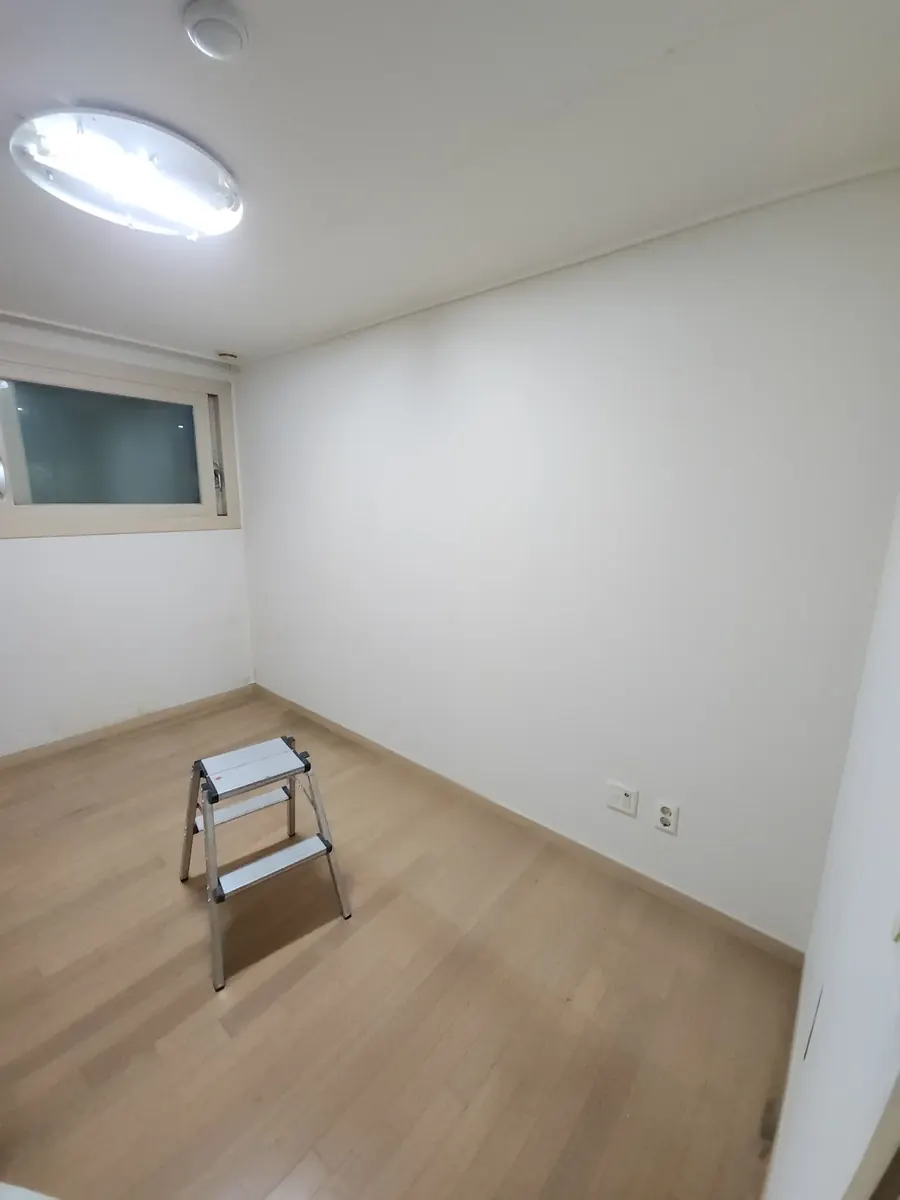 입주 붙박이장 철거 — 붙박이장을 모두 뗀 방