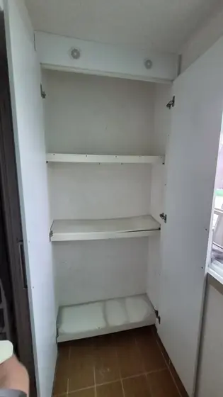 붙박이장 제거 — 문을 연 수납장 안쪽 선반